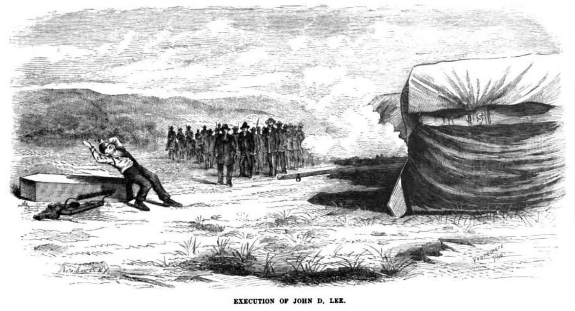 1886年のJacob Piatt Dunn著『Massacres of the Mountains: A History of the Indian Wars of the Far West』より、銃殺隊によって処刑され、群衆が見守る中でひつぎの方へ後ろ向きに倒れるJohn D. Leeを描いた白黒の版画。
