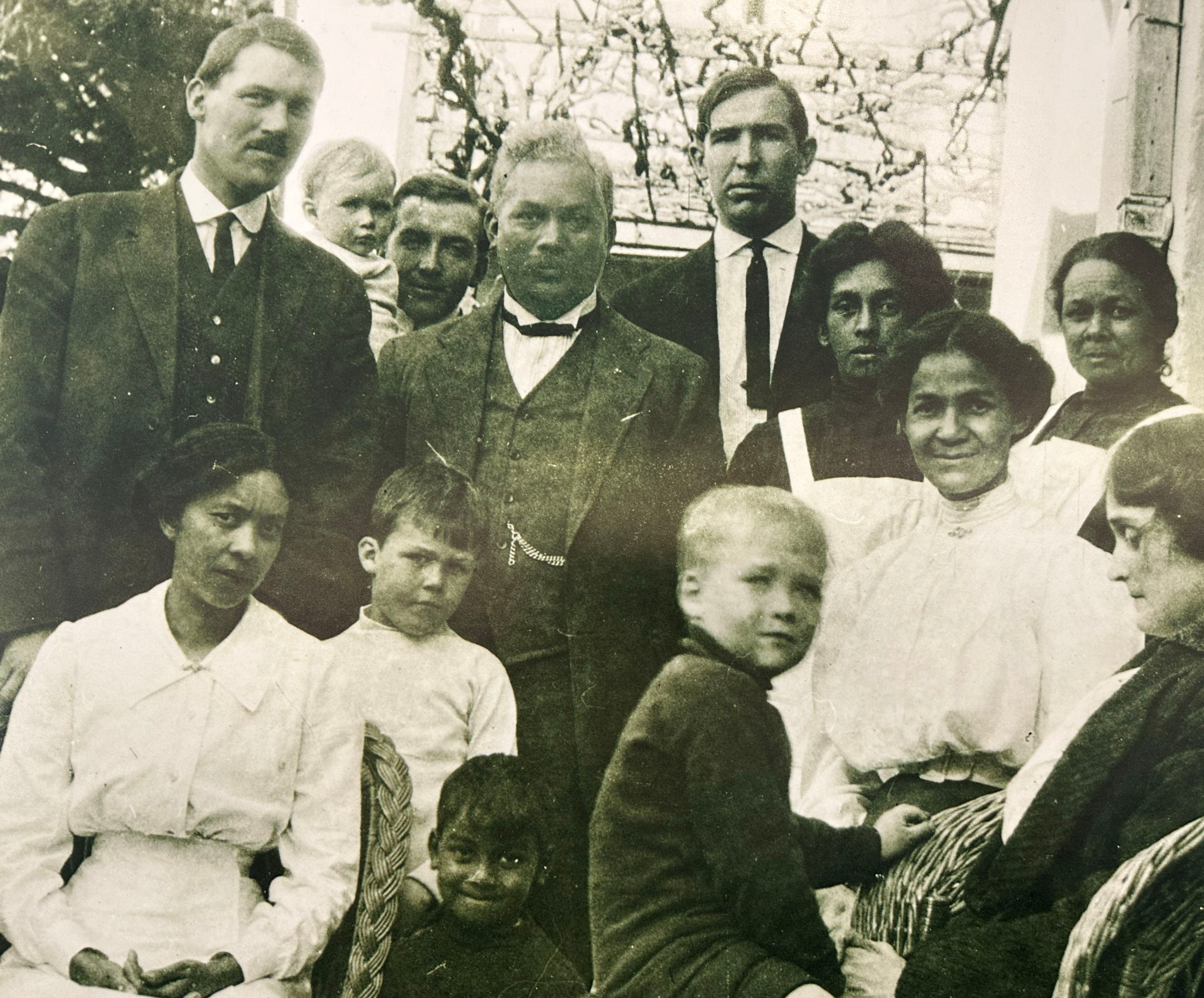 Itim at puting larawan ng mga miyembro ng pamilyang Daniels at mga missionary na magkakasamang nakatayo para sa isang litrato, na kumukuha sa kasaysayan ng mga Itim na Banal sa The Church of Jesus Christ of Latter-day Saints.