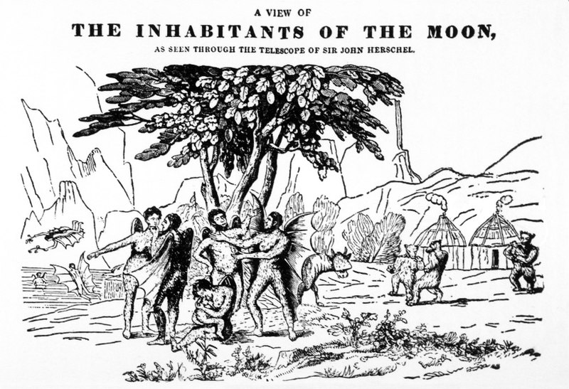 Eine schwarz-weiße Gravur mit dem Titel „EINE ANSICHT DER BEWOHNER DES MONDES, GESEHEN DURCH DAS TELESKOP VON SIR JOHN HERSCHEL“, die humanoide Wesen mit Fledermausflügeln zeigt, die sich um einen Baum herum mit zweibeinigen Bibern unterhalten; im Hintergrund sind ein See und einige Hütten zu sehen.