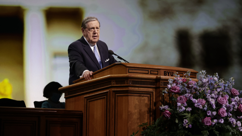 Äldste Jeffrey R. Holland talar vid Brigham Young University den 23 augusti 2021.
