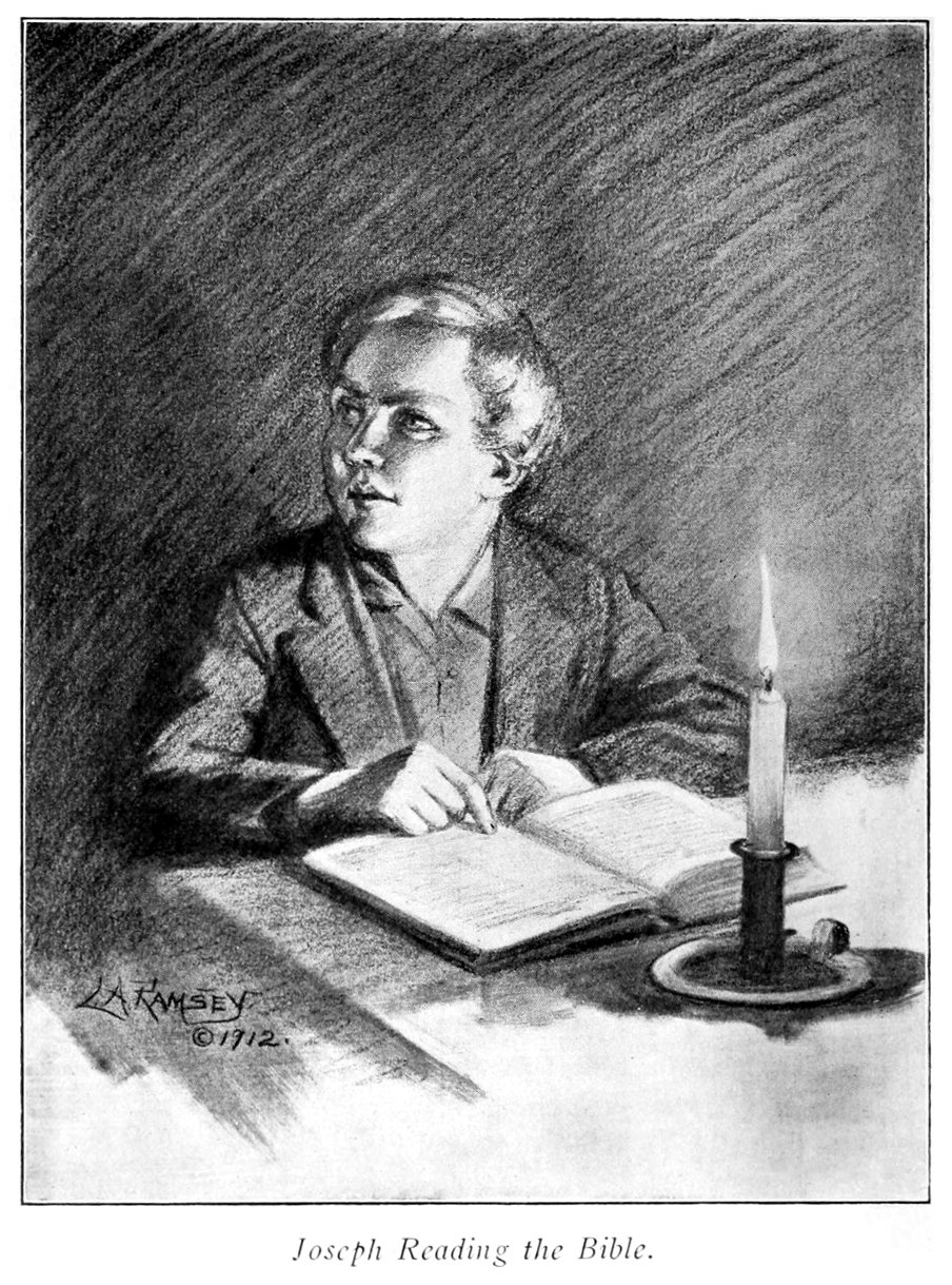 Eine Schwarz-Weiß-Illustration eines jungen Joseph Smith, der bei Kerzenlicht in seiner Bibel liest, mit der Bildunterschrift „Joseph Reading the Bible“ von LA Ramsey, aus dem Buch „From Ploughboy to Prophet“, 1912.