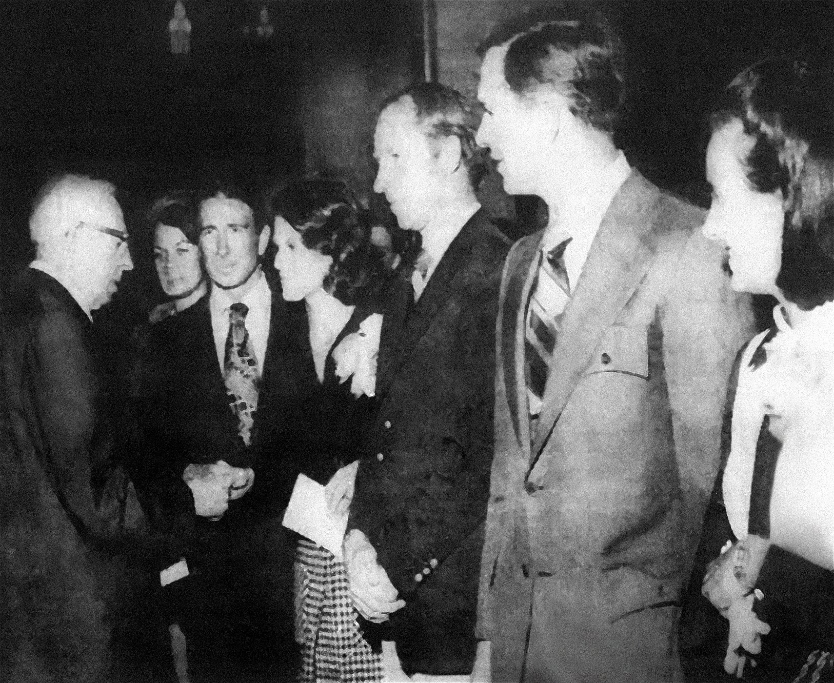 Uma fotografia em preto e branco do jornal The Deseret News mostra o profeta santo dos últimos dias Joseph Field Smith apertando a mão e cumprimentando três astronautas da Apollo 15 e suas esposas em 14 de setembro de 1971.