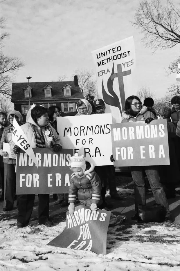 Isang itim-at-puting larawan mula 1981 ng maliit na grupo ng mga tao na may mga karatulang may nakasulat na “Mormons for ERA” na nakatayo sa niyebe, nagpoprotesta bilang suporta sa Equal Rights amendment.