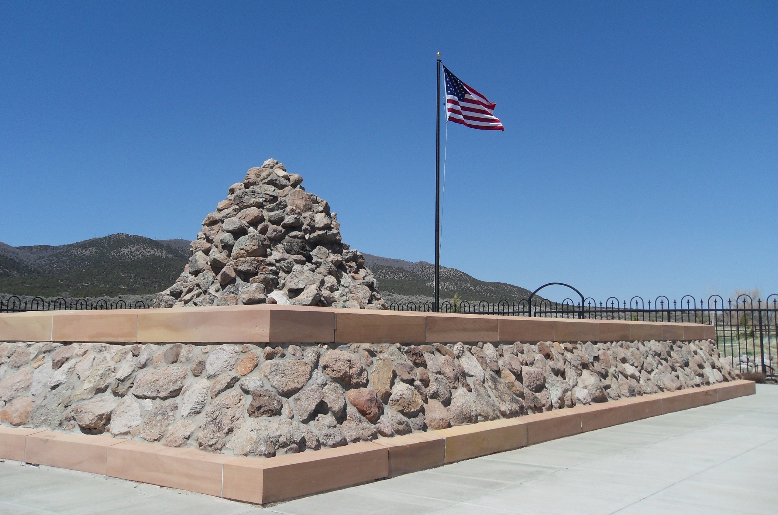 Monumento e marco de pedras no local do Mountain Meadows Massacre erguidos em 1999.