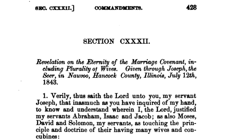 Una pagina scansionata dell'edizione del 1876 di Doctrine and Covenants, che mostra la Sezione 132. La sezione è intitolata "Rivelazione sull'eternità dell'alleanza del matrimonio, compresa la pluralità di mogli", ed è indicata come data tramite Joseph Smith a Nauvoo, nella contea di Hancock, Illinois, il 12 luglio 1843. Il testo inizia con un passo attribuito al Signore, che si rivolge a Joseph Smith riguardo alla giustificazione del matrimonio plurimo attraverso figure bibliche come Abramo, Isacco, Giacobbe, Mosè, Davide e Salomone. Il numero di pagina "428" è visibile nell'angolo in alto a destra.