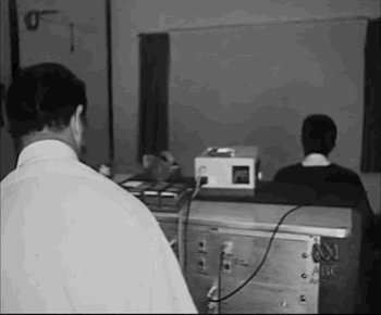 Un gif animé de l’ABC, ou Australian Broadcasting Corporation, datant de mai 1970, montrant un médecin et un patient utilisant une thérapie d’aversion avec des diapositives d’hommes et de femmes et un appareil d’électrochocs. Images d’archives en noir et blanc.