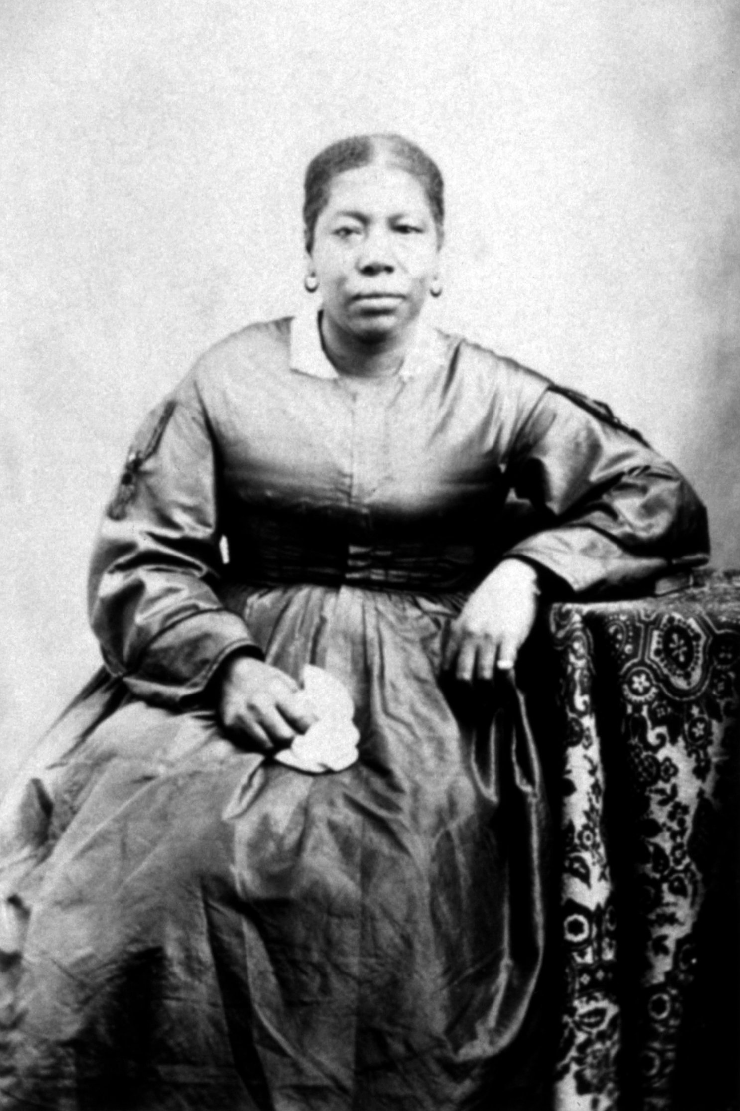 黒人の末日聖徒(モルモン)ジェーン・マニング・ジェームズの白黒の肖像写真。1862年から1873年ごろに撮影されたものです。